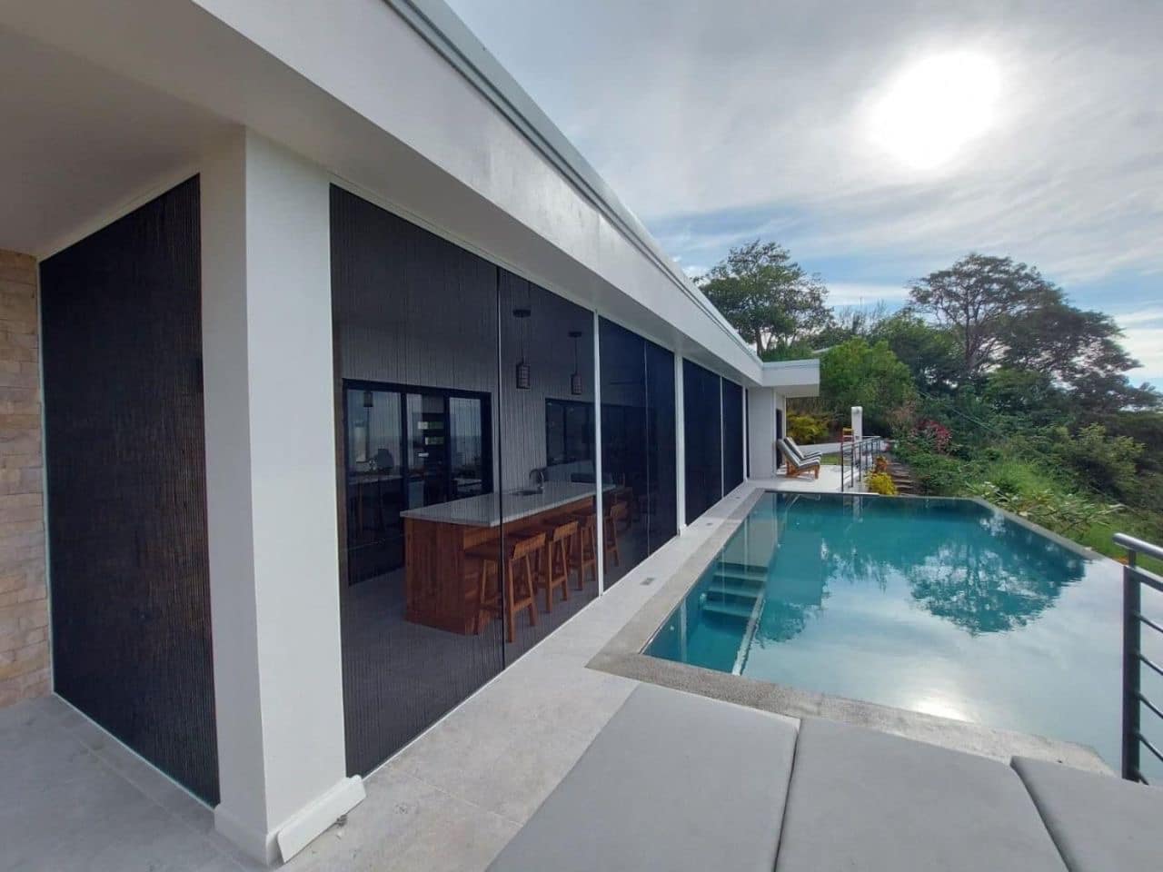 Moustiquaires haut de gamme SharkNet - Terrasse modulable et cuisine extérieure | Guigan Design